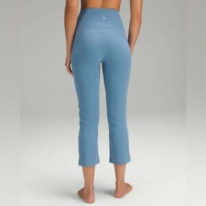 Lululemon Groove Super-High-Rise Crop 23" *Nulu | Size: 8 |
Utility Blue